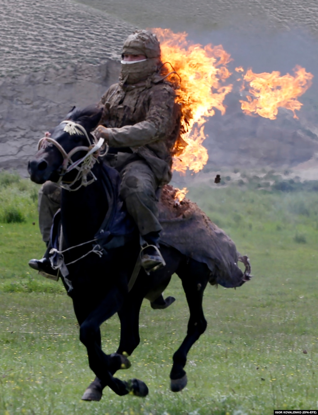 Кыргызский всадник, охваченный пламенем, мчится по степи. Кочевой образ жизни немыслим без лошадей. Выжить без этих животных в горах и степях невозможно