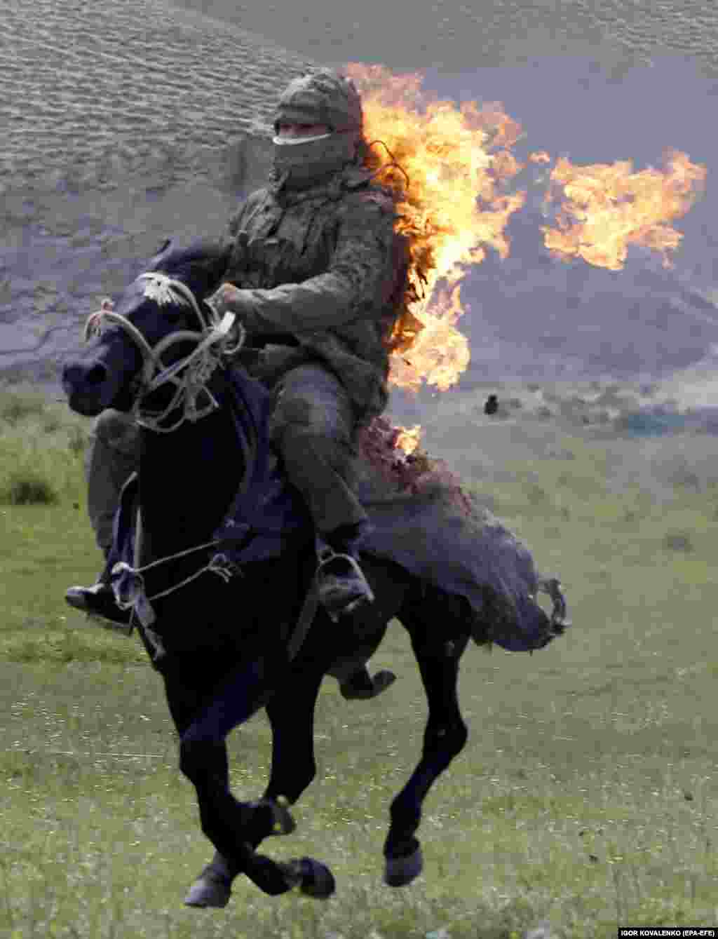 Hrabrost i demonstracija konjanika dok u plamenu trči ravnicom. Konji su neophodni za nomadski način života, jer bi bez njih život na planinama i stepama bio nemoguć.