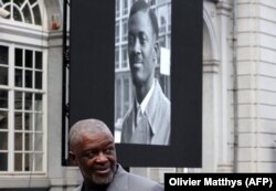 Sin Patrisa Lumumbe, Roland Lumumba pored fotografije oca u Briselu, 20. jun