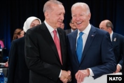 Erdogan dhe presidenti amerikan, Joe Biden, shtrëngojnë duart në samitin e NATO-s në Madrid, në qershor 2022.