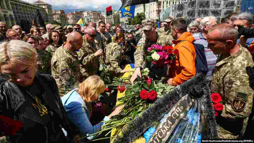 &laquo;Герої не вмирають&hellip;&raquo; лунає над майданом&nbsp;