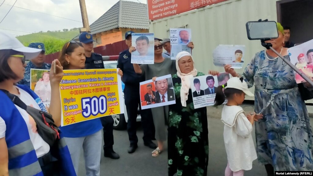 Группа людей перед консульством Китая в Алматы требует воссоединения со своими родственниками, которые остались в Синьцзяне. 22 июня 2022 года