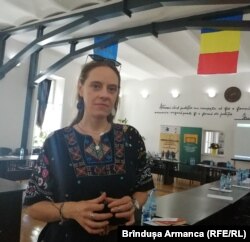 Profesoara Răsvana Cernat a coordonat alături de Radu Apostol echipa studentelor care a realizat Dușmance ale poporului