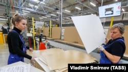 Упаковка панелей ДСП на фабрике "IKEA Индастри Новгород"