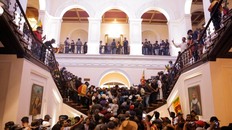 Демонстранттар кеңсесин ээлеп алган Шри-Ланканын президенти отставкага кетет 