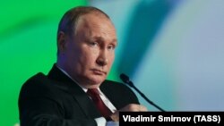 Россия президенти Владимир Путин Петербургдаги халқаро иқтисодий форум йиғилишида, 2022 йил 17 июни