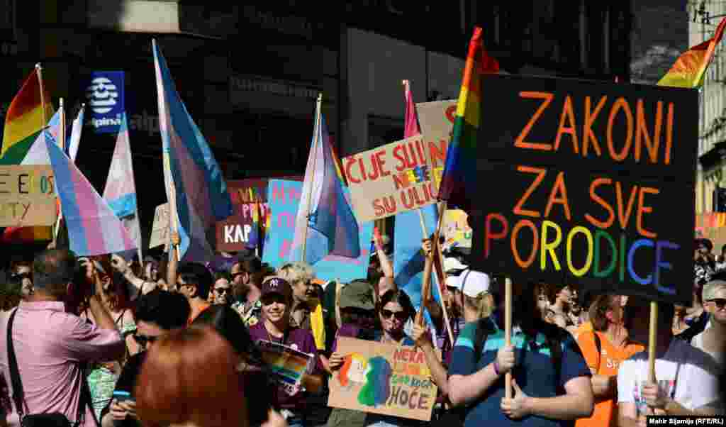 LGBT+ zajednica smatra da BiH prilično kaska za zemljama regiona kada je u pitanju donošenje zakona koji bi štitili njihova prava. Ukazuju na to da BiH nema zakon o istospolnom partnerstvu, ali ni zakon o rodnom identitetu.