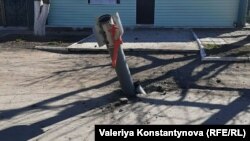Місто Пологи Запорізької області, снаряд застряг в дорозі біля будинків, весна 2022 року