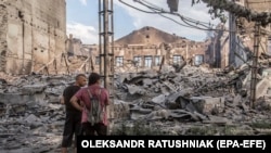 Građani gledaju uništene zgrade u Lisičansku nakon teških borbi u oblasti Luganjska, Ukrajina, 18. juna 2022.