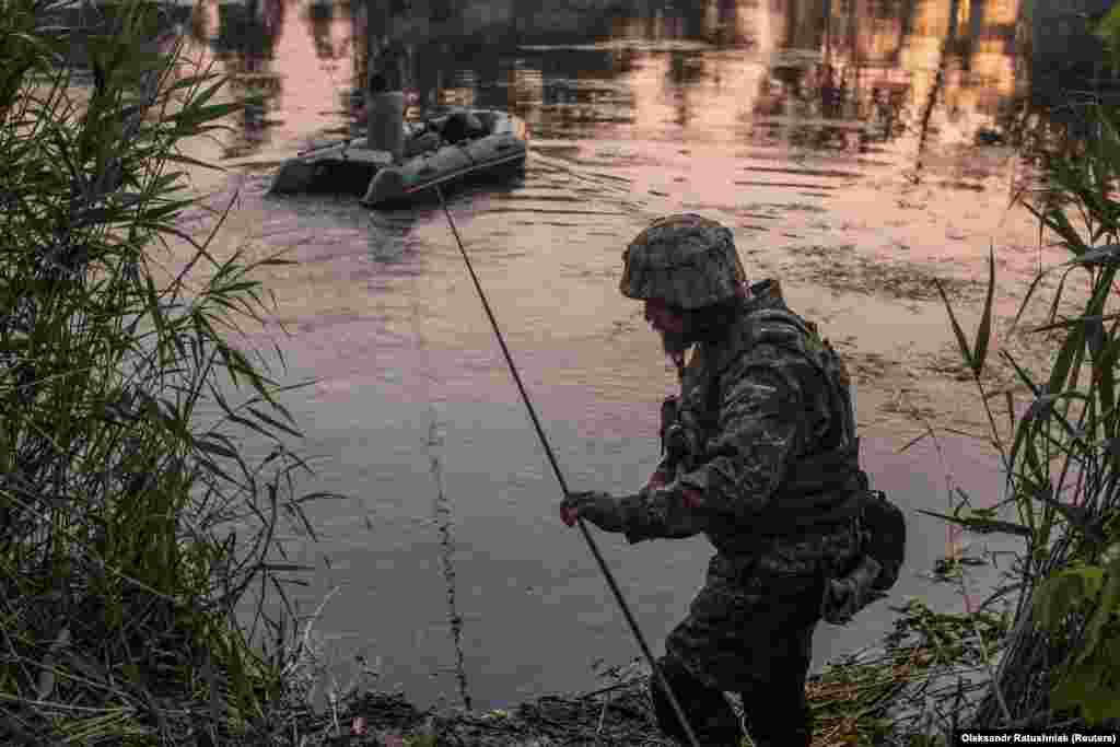 Украински војници користат сплав за транспорт на материјали и луѓе преку река во близина на Северодоњецк. Неодамна беа уништени трите моста што ги поврзуваат Северодоњецк и Лисичанск, принудувајќи ги украинските трупи да смислат генијални начини за внесување на залихи.