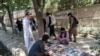 کابل کې يو مدني فعال د کور کرایې ورکولو لپاره خپل کتابونه خرڅوي