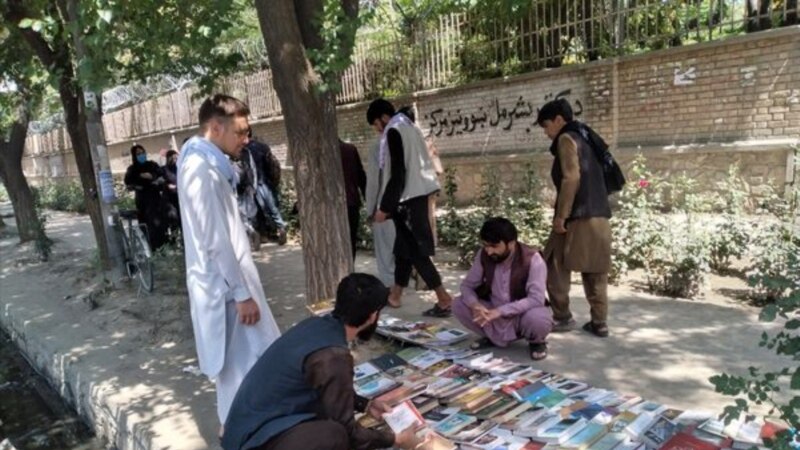 کابل کې يو مدني فعال د کور کرایې ورکولو لپاره خپل کتابونه خرڅوي