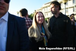 აშშ-ის ელჩი კელი დეგნანი რიყეზე გამართულ აქციაზე