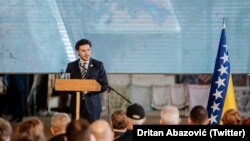 Kryeministri i Malit të Zi, Dritan Abazoviq, gjatë adresimit në Potoçari të Srebrenicës. 