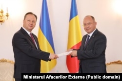 Ministrul de Externe, Bogdan Aurescu (dreapta), l-a primit marți, 5 iulie 2022, pe ambasadorul agreat al Ucrainei, Igor Prokopchuk, pentru prezentarea copiilor scrisorilor de acreditare.