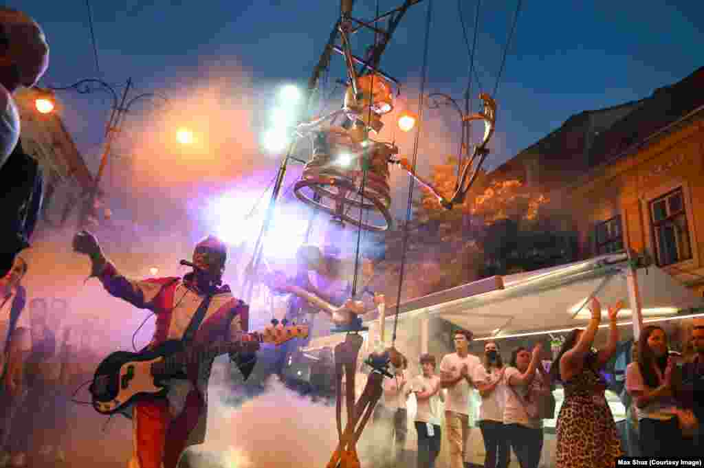 Dans macabru - Efimer, Spania. O marionetă cu înălțimea de șase metri, montată pe o macara electrică pe roți, reprezentând un schelet. Pe platforma pe care se mișcă marioneta se află și un sistem de sunet și unul pentru efecte de lumină și pirotehnică. Două zile (25 și 26 iunie), trei spectacole pe Pietonala Nicolae Bălcescu.