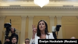 Cassidy Hutchinson, koja je bila pomoćnica bivšeg šefa osoblja Bijele kuće Marka Meadowsa za vrijeme administracije bivšeg američkog predsjednika Donalda Trumpa, svjedoči tokom javnog saslušanja pred komisijom Predstavničkog doma SAD-a, Washington, 28. juni 2022.