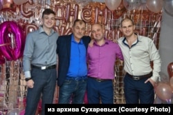 Александр Сухарев (оң жақ шетте), Максим Сухарев (сол жақтан екінші), үлкен Александр Сухарев (сол жақтан екінші).