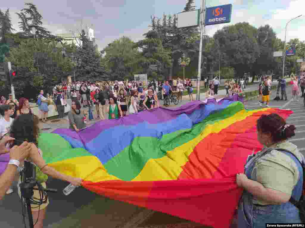 Danas, 25. juna 2022. godine, u Skoplju je održana treća Parada ponosa u organizaciji Nacionalne mreže protiv homofobije i transfobije. Skopje Pride je događaj iz i za LGBT+ zajednicu. Ponos je protest, ali i proslava, u kojoj potvrđujemo nadu u solidarnije, humanije i pravednije društvo, kažu organizatori povorke.