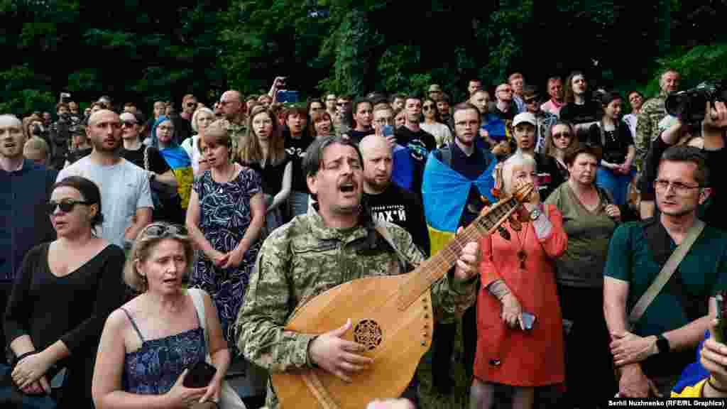 Кобзар Тарас Компаніченко на Байковому кладовищі під час прощання з Романом Ратушним&nbsp;