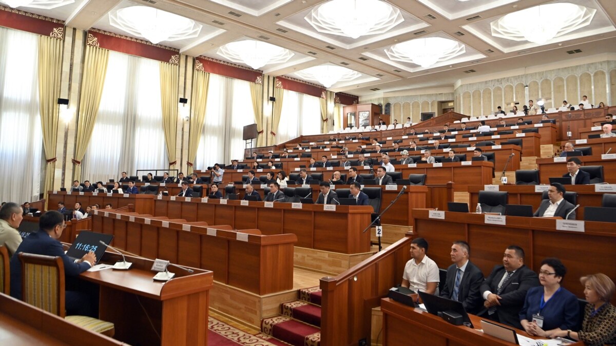 Парламентте Акылбек Жапаров катышкан "өкмөттүк саат" өтөт
