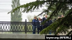 Российский глава Крыма Сергей Аксенов с группой крымских чиновников на аварийном мосту через Салгир, июнь 2022 года