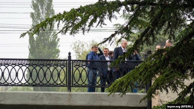 Российский глава Крыма Сергей Аксенов со своими чиновниками на аварийном мосту, 27 июля 2022 года