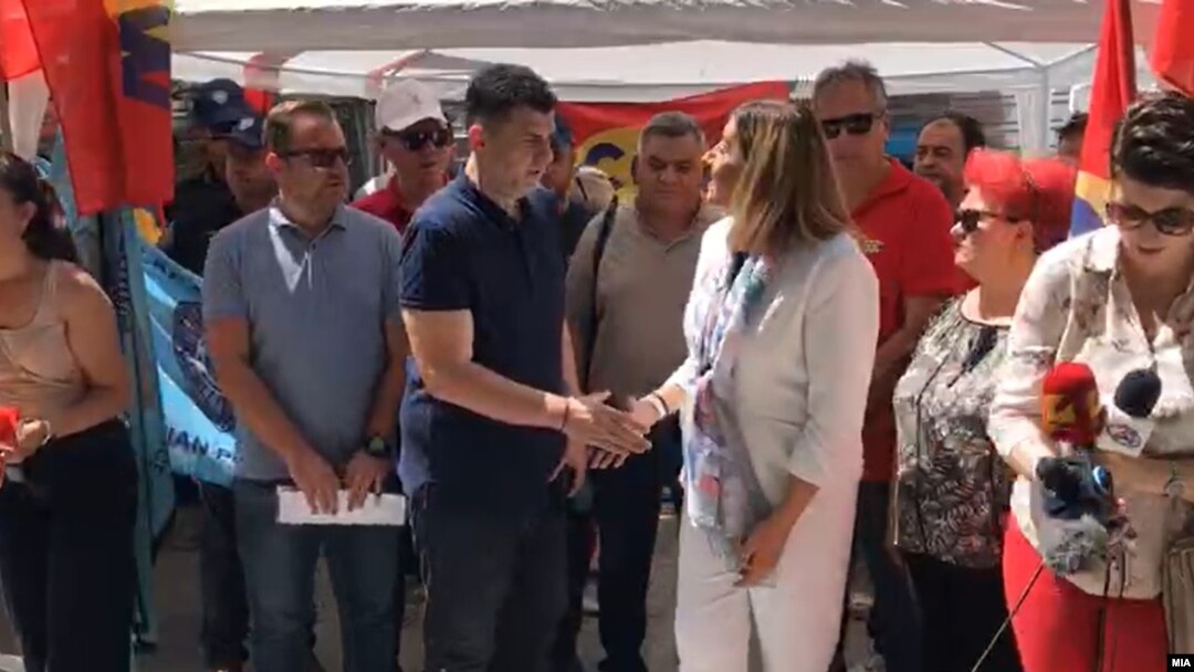 Претседателот на Сојузот на синдикати на Македонија Дарко Димовски и министерката за труд и социјала Јованка Тренечевска 