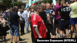 Част от участниците в антиправителствения протест, в който се включиха ВМРО и ДПС, демонстрираха неонацистки татуировки.