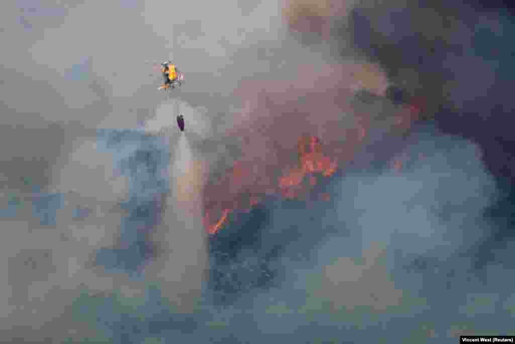 Helikopterrel próbálják oltani a tüzet&nbsp;Sierra de Leyrében június 15-én
