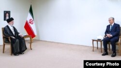 قاسم توقایف (راست) در دیدار با رهبر جمهوری اسلامی ایران