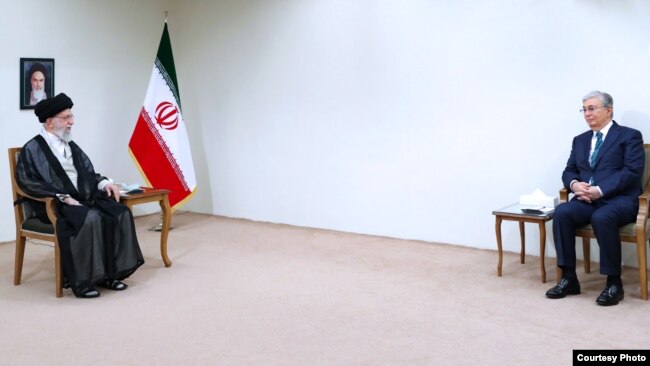 قاسم توقایف (راست) در دیدار با رهبر جمهوری اسلامی ایران