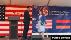 Вице-премьер Армении Амбарцум Матевосян и посол США в Армении Линн Трейси