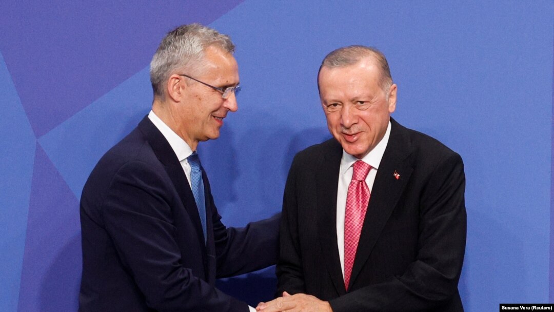 Secretarul general al NATO, Jens Stoltenberg (stânga), și președintele Turciei, Recep Tayyip Erdogan (dreapta), în timpul summitului de la Madrid, 29 iunie 2022. 