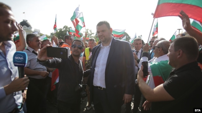 Привърженик на ДПС си прави слефи с Делян Певски до храм-паметника "Св. Александър Невски".