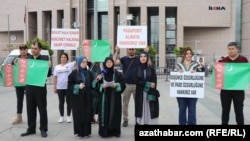 Turkmen citizens protest against the Turkmen authorities outside their country's embassy in Istanbul.