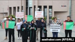 Turkmen citizens protest in Turkey against the Turkmen authorities' decision to cancel the visa-free regime, in June 2022. 