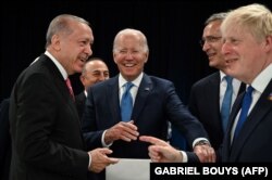 Președintele Turciei Recep Tayyip Erdogan, președintele SUA Joe Biden, secretarul general al NATO Jens Stoltenberg și prim-ministrul Marii Britanii Boris Johnson vorbesc la începutul primei sesiuni plenare a summit-ului NATO de la Madrid ( de la stânga la dreapta)