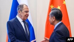 Ministri i Jashtëm rus Sergei Lavrov takohet me homologun e tij kinez Wang Yi para samitit të G20-s, që zhvillohet në Indonezi. 7 korrik 2022.