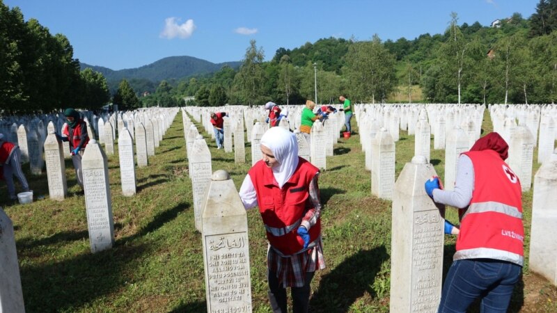 Čišćenje bijelih nišana žrtava genocida u Srebrenici