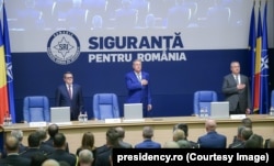 Președintele României, Klaus Iohannis, prim-ministrul României, Nicolae Ciucă, și directorul Serviciului Român de Informații (SRI), Eduard Hellvig, la prezentarea raportului de activitate pe anul 2021.
