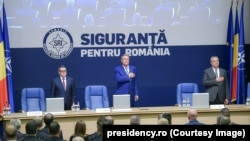 22 iunie 2022: Prezentarea bilanțului SRI pentru anul 2021. Prezența președintelui Klaus Iohannis (centru) a fost anunțată în ultimul moment. În stânga: Eduard Hellvig, fost director SRI; în dreapta: Nicolae Ciucă, prim-ministru la acea vreme.