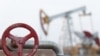 Naftno postrojenje u Tatarstanu, Rusija, 14. april 2002. Kada je Rusija počela invaziju na Ukrajinu, stručnjaci su predviđali da bi cene nafte mogle da dostignu 200 dolara po barelu. Sada su, posle pada za više od 30 odsto za dva meseca, cene nafte niže nego na početku rata.