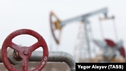 Naftno postrojenje u Tatarstanu, Rusija, 14. april 2002. Kada je Rusija počela invaziju na Ukrajinu, stručnjaci su predviđali da bi cene nafte mogle da dostignu 200 dolara po barelu. Sada su, posle pada za više od 30 odsto za dva meseca, cene nafte niže nego na početku rata.