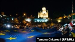 "Evropa je istorijski izbor i težnja Gruzijaca", poručili su organizatori skupa u znak podrške kandidaturi Gruzije za članstvo u EU 20. juna. Evropska komisija je ranije preporučila da se Gruziji odloži kandidatura. 