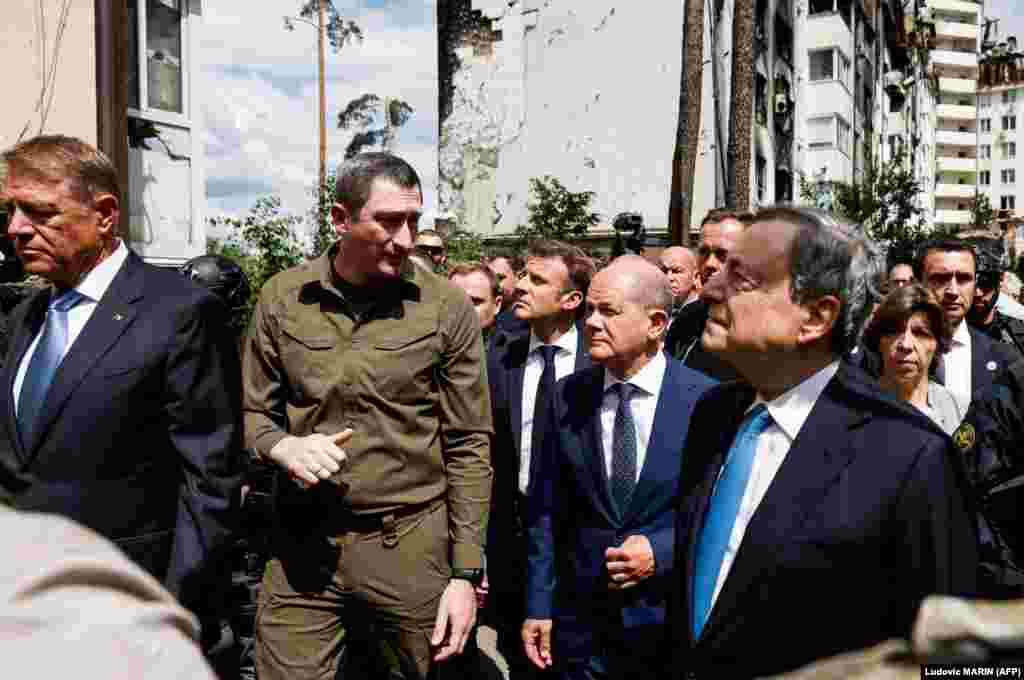 Președintele Klaus Iohannis a vizitat suburbia Irpin, alături de Emmanuel Macron, Olaf Scholz și Mario Draghi.&nbsp;Mai multe alerte de bombardament au răsunat joi, la Kiev, în timpul vizitei oficialilor.&nbsp;