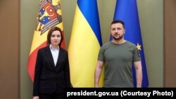 Președinta Moldovei, Maia Sandu, și președintele Ucrainei, Volodimir Zelenski, în timpul unei întâlniri din 27 June 2022. Reprezentanții uniunii Europene tocmai le acordaseră celor două țări statutul de candidate la aderare.