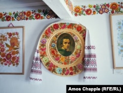 O farfurie decorată cu chipul poetului ucrainean, Taras Șevcenko, într-o casă din Petrîkivka.