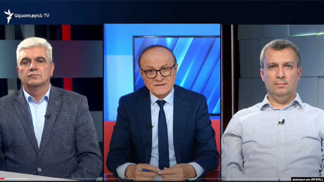 Politoloqlar Stepan Qriqoryan (solda) və Benyamin Poqosyan (sağda)