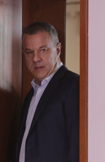 Арогантно лице изчерпан орган партиен придатък който тъпче закона С такива